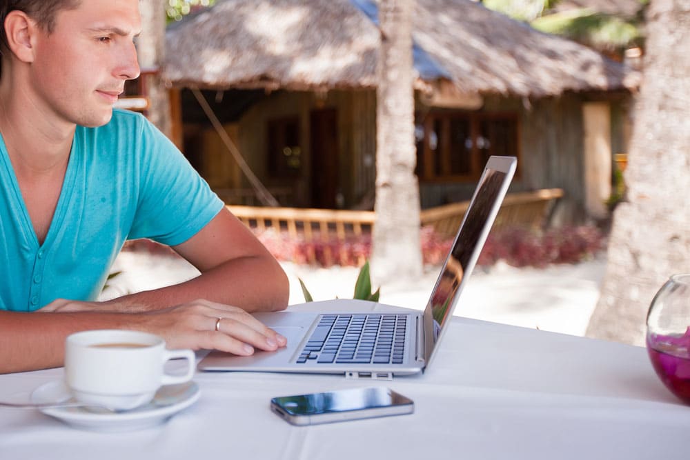 Travelling and working as a graphic designer – is it possible?